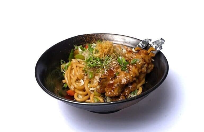 Gebratene Udonnudeln mit Yakitori Pouletspiessli, japanisch essen in Zürich