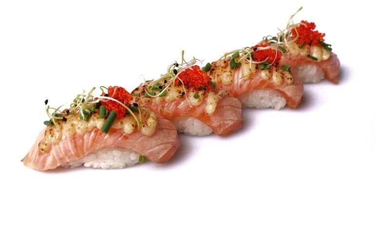 Züri Nigiri mit Lachs und flambiertem Käse, Sushi in Zürich
